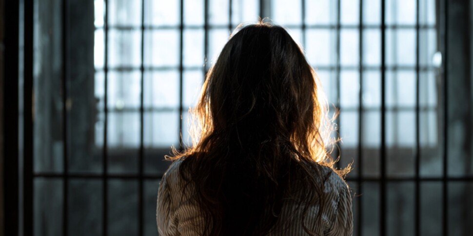https://assets.gazzettadelsud.it/2025/12/Donna-nella-cella-di-un-carcere-970x485-1765627114.jpg