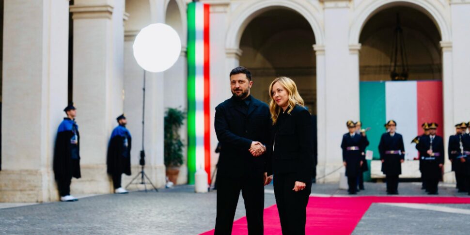 Meloni e Zelensky rafforzano il fronte diplomatico: “Roma è un partner chiave”. Trump attacca: “I leader europei sono deboli”