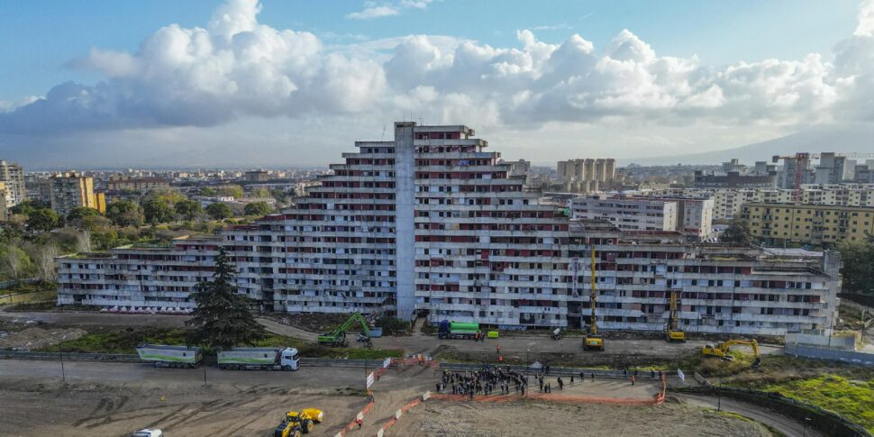https://assets.gazzettadelsud.it/2025/12/Giu-anche-la-Vela-Rossa-Napoli-cambia-il-volto-di-Scampia-970x485.jpg