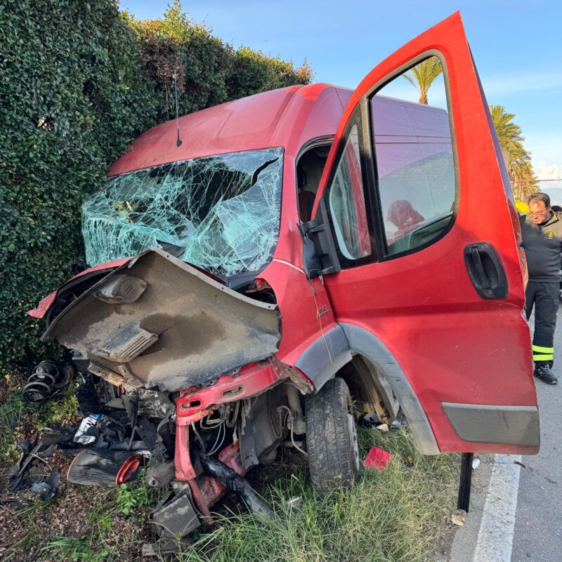 Incidente sulla Statale 18 tra Pizzo e Lamezia, scontro frontale tra ...