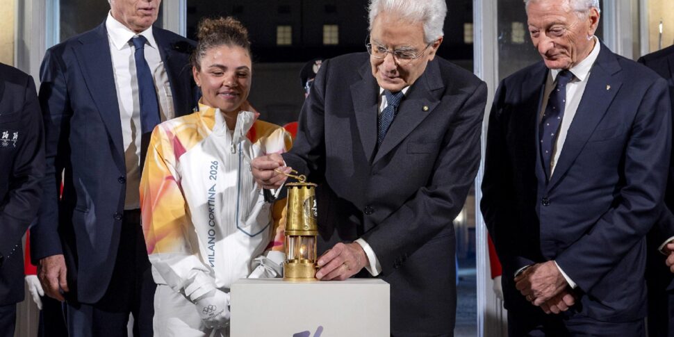 https://assets.gazzettadelsud.it/2025/12/Mattarella-accende-braciere-del-fuoco-olimpico-970x485.jpg