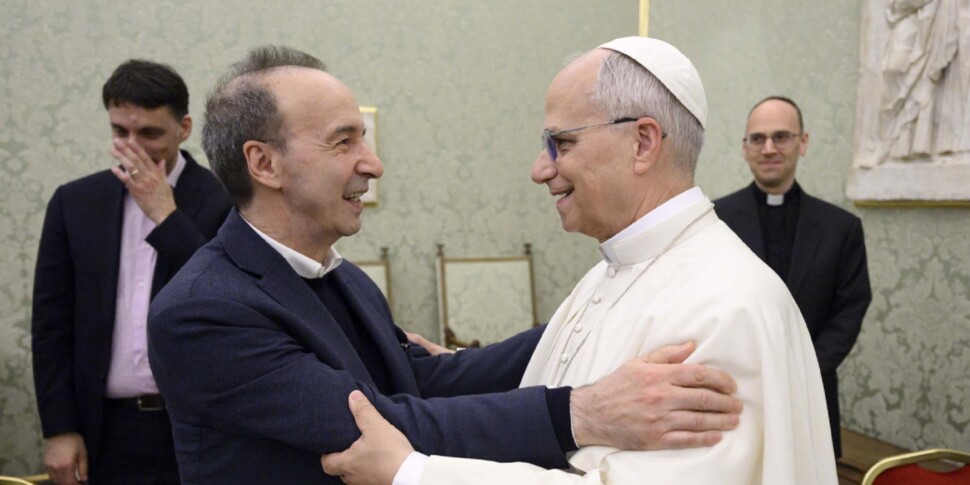 “Pietro. Un uomo nel vento”: Benigni torna in tv ed emoziona anche Papa Leone XIV