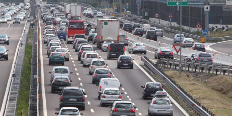 https://assets.gazzettadelsud.it/2025/12/Traffico-autostrada-970x485.jpg