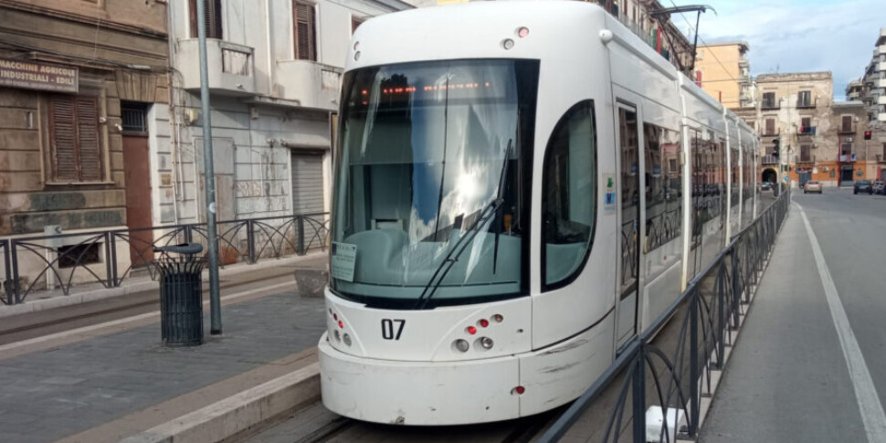 https://assets.gazzettadelsud.it/2025/12/Tram-capolinea-1-970x485-1-970x485-1767007467.jpg