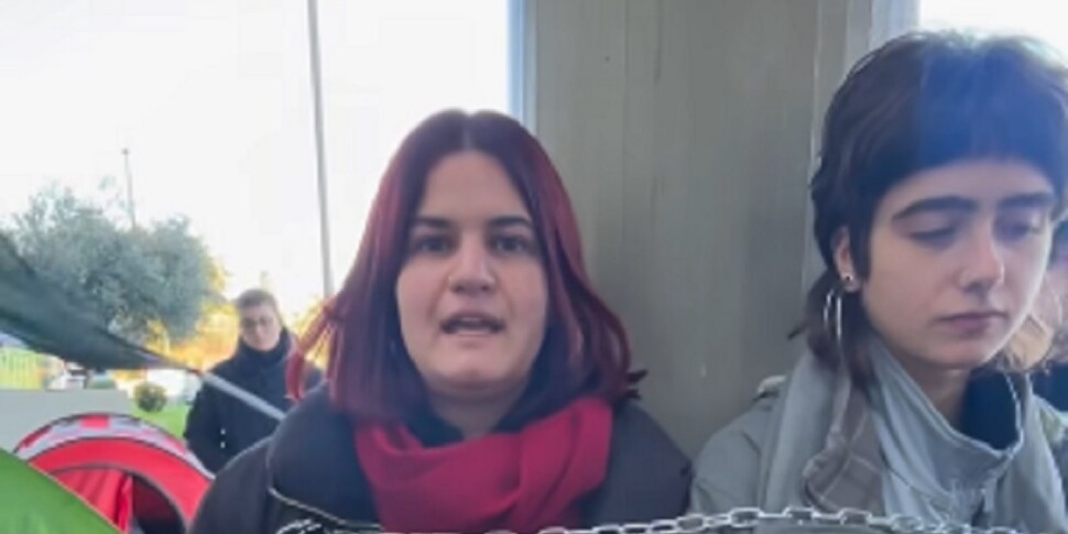 gli universitari si incatenano a bari borse di studio in ritardo da Feedpress.me gli universitari si incatenano a bari borse di studio in ritardo