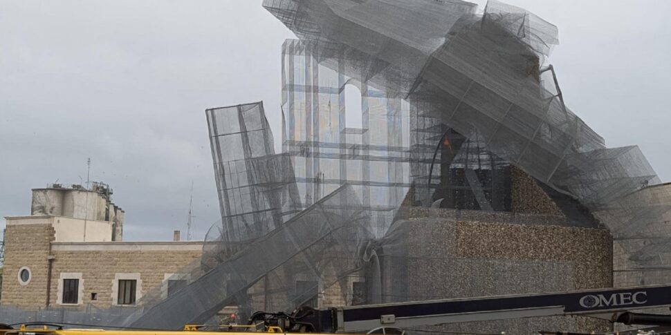 https://assets.gazzettadelsud.it/2025/12/Una-parte-della-installazione-che-lartista-Edoardo-Tresoldi-sta-realizzando-a-Bari-vecchia-e-che-riproduce-con-una-rete-metallica-una-antica-basilica-e-crollata-a-causa-del-maltempo-970x485.jpg