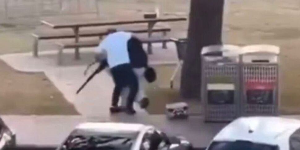 Sparatoria a Bondi Beach, un passante eroe disarma uno dei presunti attentatori IL VIDEO Sparatoria a Bondi Beach, un passante eroe disarma uno dei presunti attentatori IL VIDEO