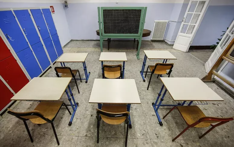 https://assets.gazzettadelsud.it/2025/12/aula-scolastica-774x485.webp