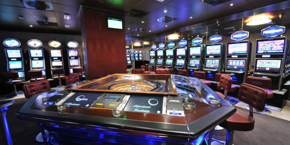 riciclaggio al casin242 di saint vincent mazzette per lavare i soldi sporchi sequestri anche in sicilia e calabria