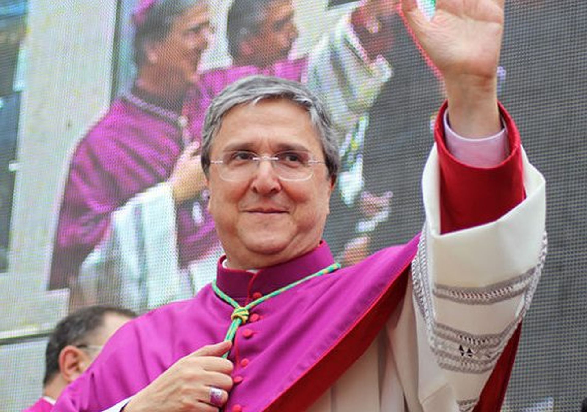 Pasqua, mons. Savino alla Calabria: «Non abituiamoci al buio, il Risorto riapre la storia»