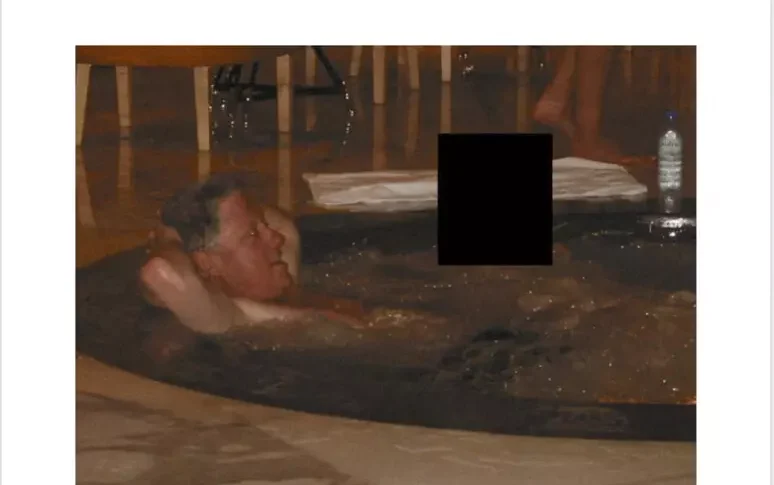 pubblicati i file su epstein nei documenti oltre 1200 vittime tra le migliaia di foto anche clinton in piscina da Feedpress.me pubblicati i file su epstein nei documenti oltre 1200 vittime tra le migliaia di foto anche clinton in piscina