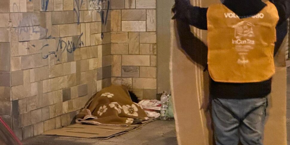 Clochard picchiato da un gruppo di ragazzini mentre dormiva a Bari