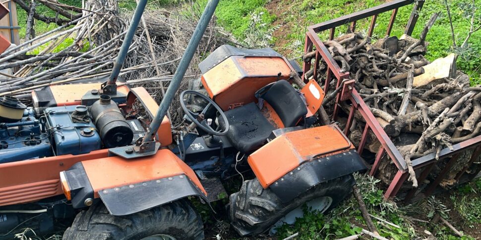 Tragedia sfiorata a Corigliano Rossano, il trattore si ribalta e rimane ...