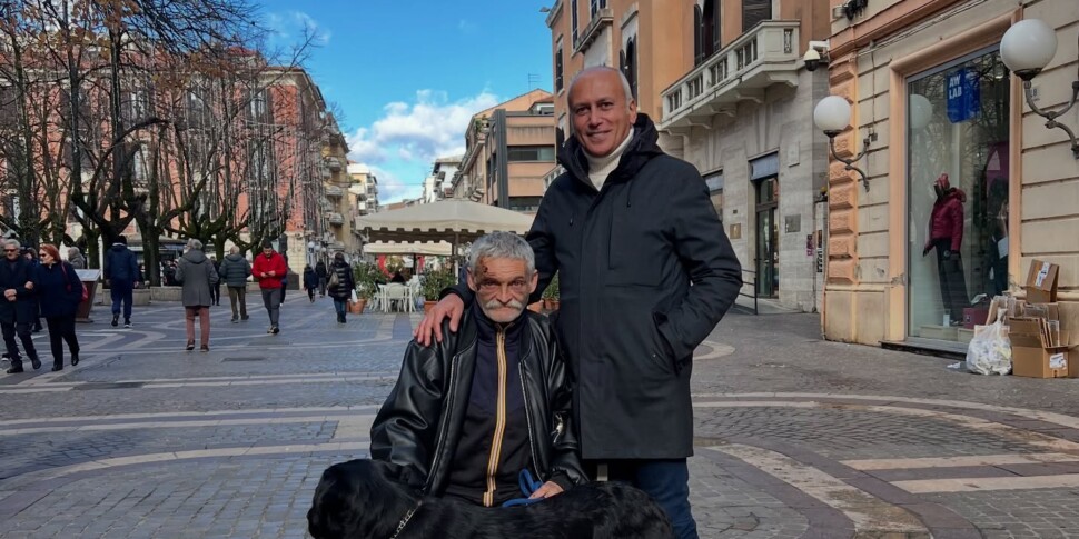 Cosenza, il senzatetto Cristian torna in città dopo la brutale aggressione. La foto con il sindaco