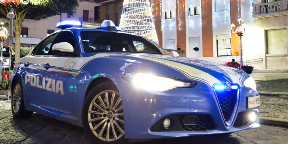 https://assets.gazzettadelsud.it/2025/12/crotone-polizia-1-970x485-1766664133.jpg
