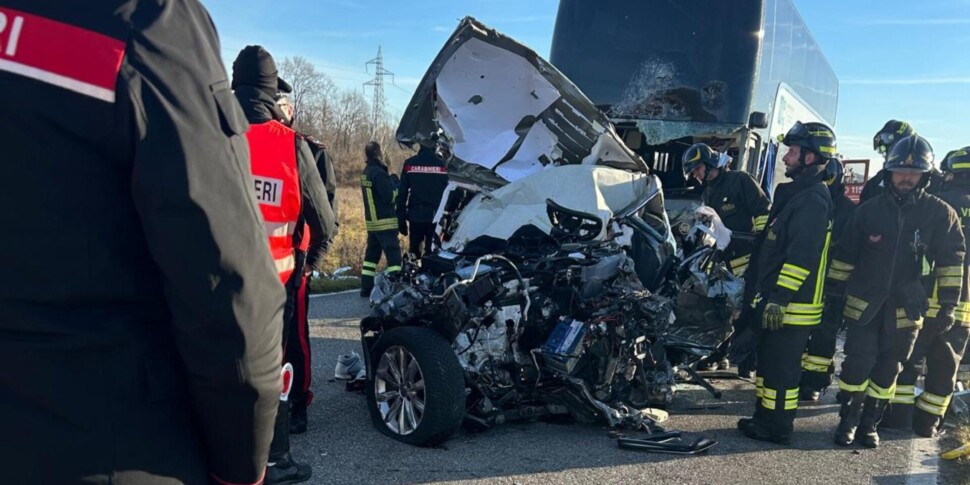 Auto contro una corriera in provincia di Pordenone: morto l