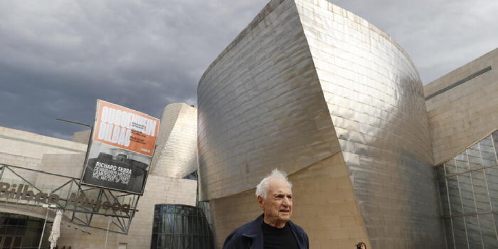 https://assets.gazzettadelsud.it/2025/12/frank-gehry-970x485.jpg