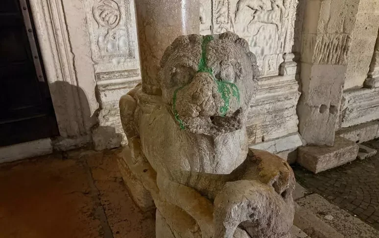 Verona, imbrattati i leoni di San Zeno: scritte pro Gaza, indaga la Digos