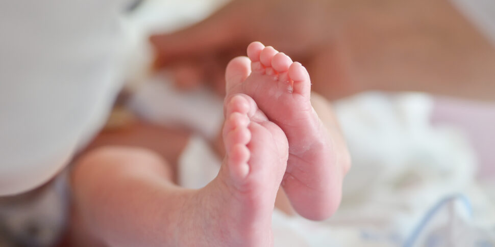 Partorisce e abbandona la figlia in ospedale ad Agrigento, poi ci ripensa: ad attenderla c