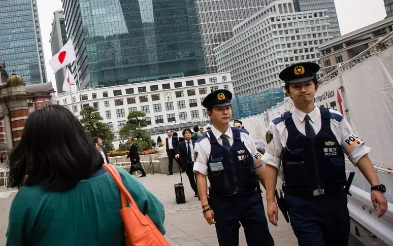 https://assets.gazzettadelsud.it/2025/12/polizia-giappone-774x485.webp