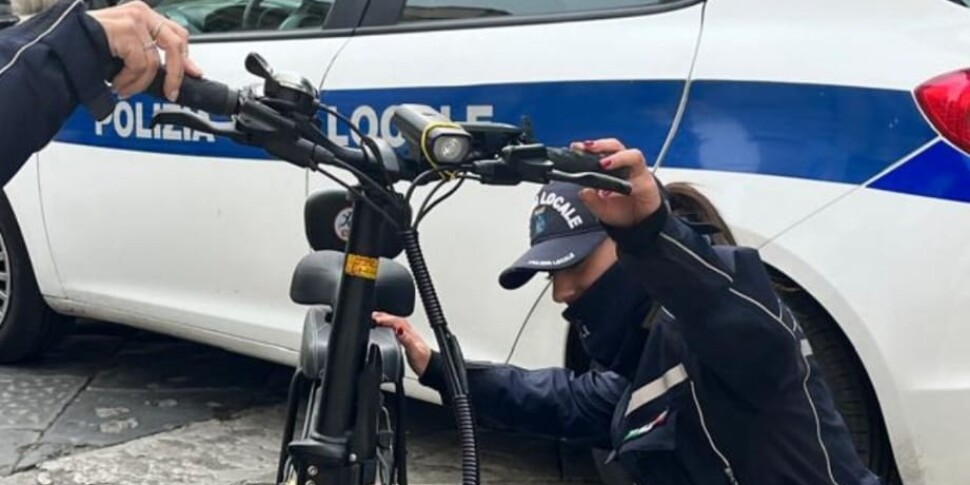 https://assets.gazzettadelsud.it/2025/12/reggio-polizia-locale-biciclette-elettriche-970x485-1765892604.jpg
