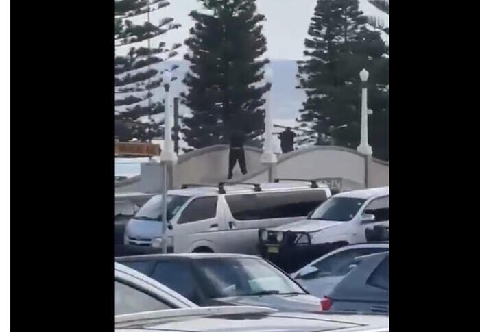 Sparatoria a Bondi Beach in Australia: "almeno dieci morti". Due fermati: "Hanno sparato sulla festa della comunità ebraica" Sparatoria a Bondi Beach in Australia: "almeno dieci morti". Due fermati: "Hanno sparato sulla festa della comunità ebraica"