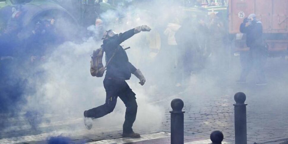 lanci di uova e pietre sugli edifici del parlamento europeo protestano gli agricoltori da Feedpress.me lanci di uova e pietre sugli edifici del parlamento europeo protestano gli agricoltori