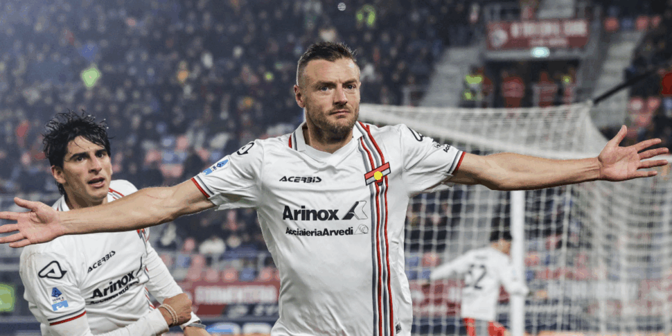 La notte di Vardy, colpaccio della Cremonese a Bologna (1 3). Doppietta del bomber, non basta Orsolini