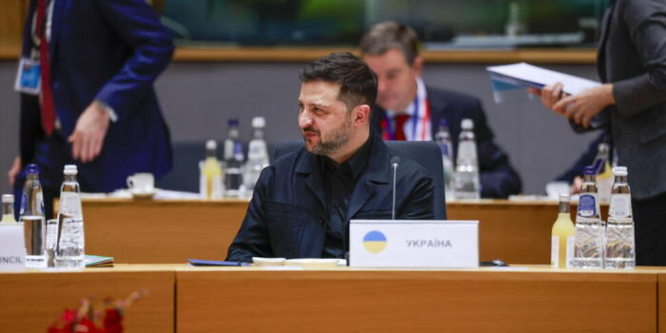 https://assets.gazzettadelsud.it/2025/12/zelensky-18-dicembre-consiglio-europeo-970x485.jpg