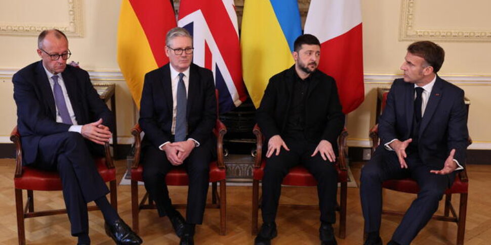 Zelensky a Londra per il vertice con Starmer, Macron e Merz. Domani a Roma da Meloni. Il presidente ucraino: "Sul Donbass nessun accordo"