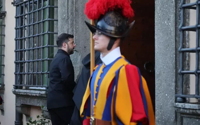 Zelensky a Castel Gandolfo per incontrare il Papa, poi vedrà Meloni Zelensky a Castel Gandolfo per incontrare il Papa, poi vedrà Meloni