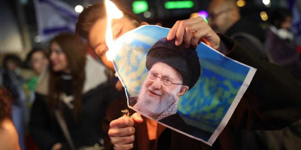 https://assets.gazzettadelsud.it/2026/01/A-woman-burns-a-portrait-of-Irans-Supreme-Leader-Ayatollah-Ali-Khamenei-970x485.jpg