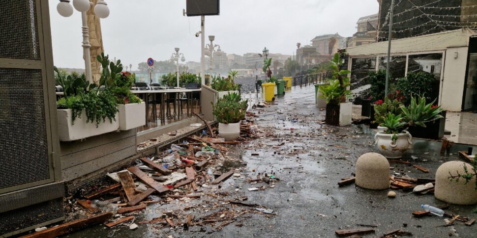 Maltempo, mareggiate su Catania provocate dal ciclone Harry: evacuate decine di famiglie