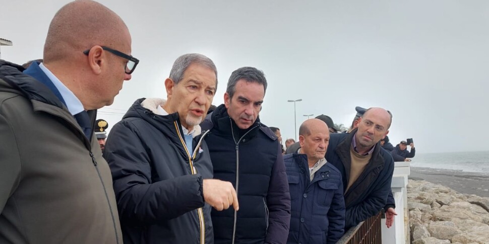 Il maltempo che ha devastato Sicilia e Calabria, per il ministro Musumeci "non è più possibile ricostruire com