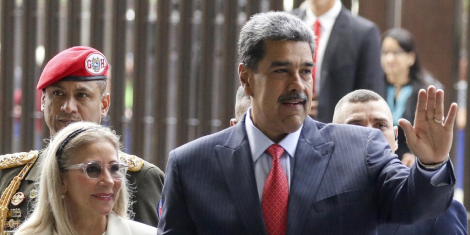 https://assets.gazzettadelsud.it/2026/01/Nicolas-Maduro-con-la-moglie-Celia-Flores-970x485-1767454167.jpg