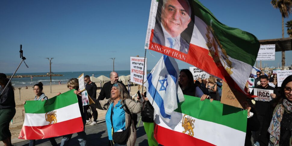 https://assets.gazzettadelsud.it/2026/01/People-holding-pictures-of-Reza-Pahlavi-and-Iranian-flags-take-part-in-a-protest-march-in-solidarity-with-anti-government-protesters-in-Iran-at-the-beach-in-Tel-Aviv-970x485.jpg