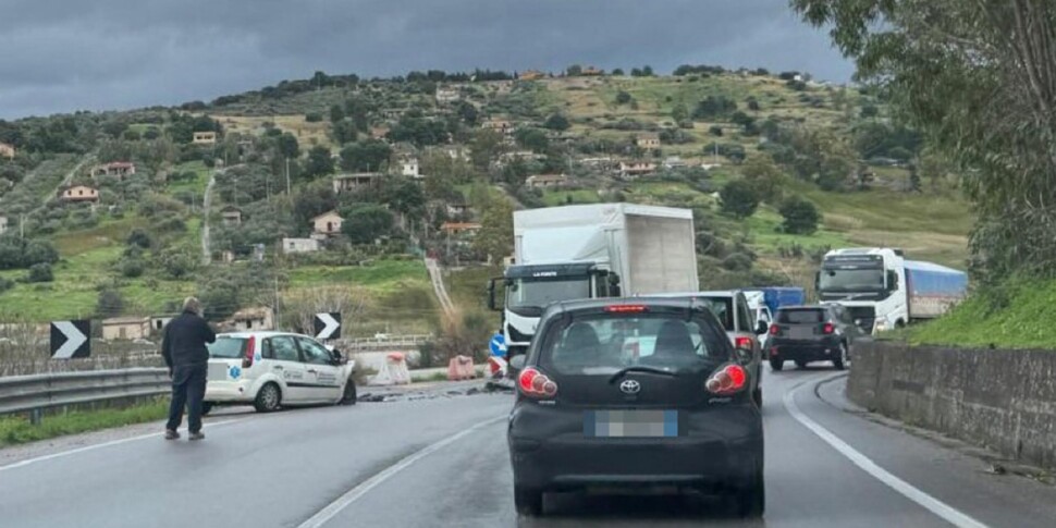 Scontro tra un camion e un