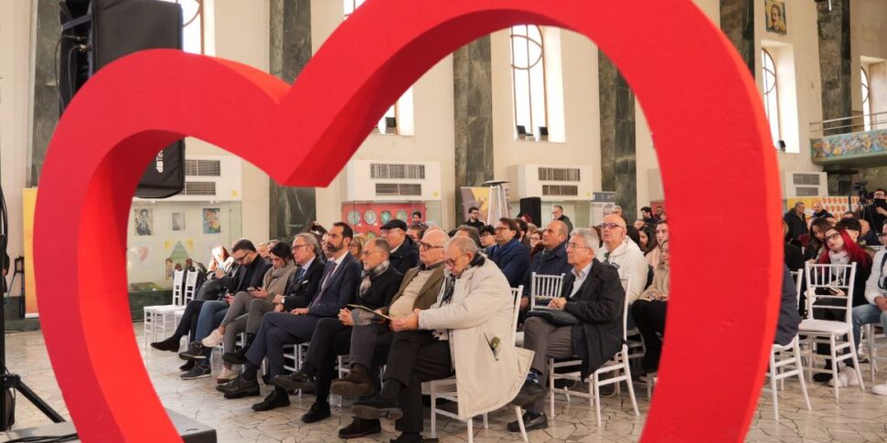 Cateno De Luca apre la "due giorni" di Caltagirone. "Le istituzioni non si cambiano con i like. Noi mettiamo un bagaglio umano al servizio della Sicilia"