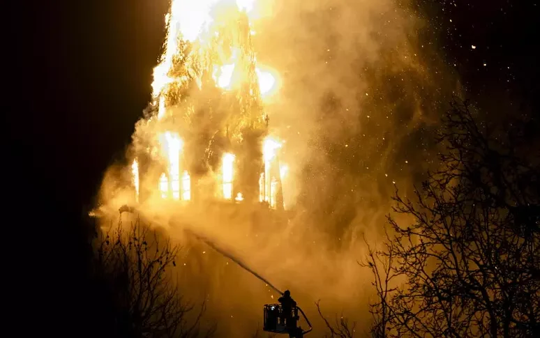 olanda incendio distrugge la chiesa di vondelkerk nel centro di amsterdam crolla il campanile da Feedpress.me olanda incendio distrugge la chiesa di vondelkerk nel centro di amsterdam crolla il campanile