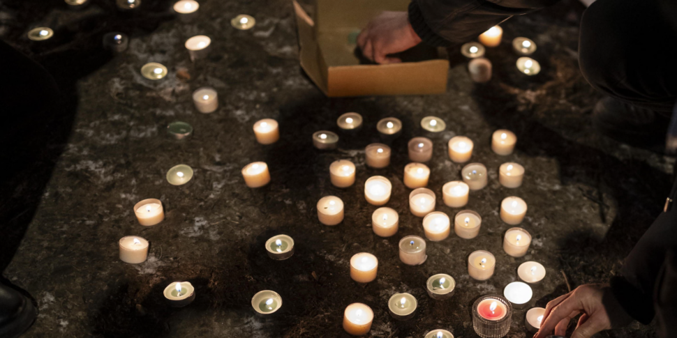 Le candele, il fuoco, la fuga. A Crans Montana il giorno dopo la strage di giovanissimi: 47 morti, 6 italiani dispersi. Settimane per identificare le vittime