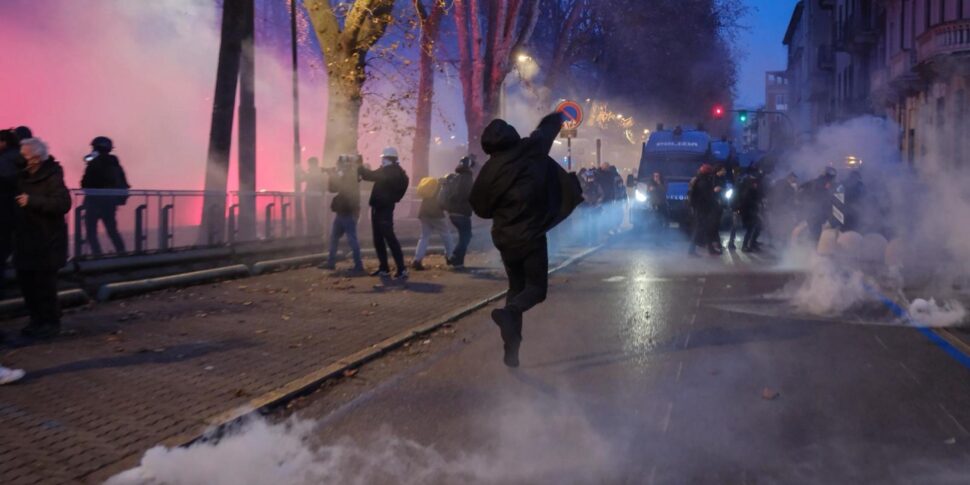 Torino, manifestanti lanciano bombe carta: la polizia risponde coi lacrimogeni. Diversi feriti in ospedale Torino, manifestanti lanciano bombe carta: la polizia risponde coi lacrimogeni. Diversi feriti in ospedale