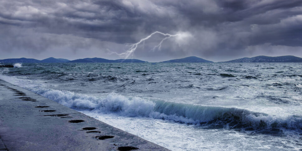 Maltempo sull’Italia, onde fino a 5 metri su Sardegna e Sicilia occidentale: piogge, vento forte e allerta anche in Calabria Maltempo sull’Italia, onde fino a 5 metri su Sardegna e Sicilia occidentale: piogge, vento forte e allerta anche in Calabria