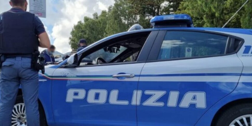 https://assets.gazzettadelsud.it/2026/01/polizia-1-970x485-1-970x485-1768400581.jpg
