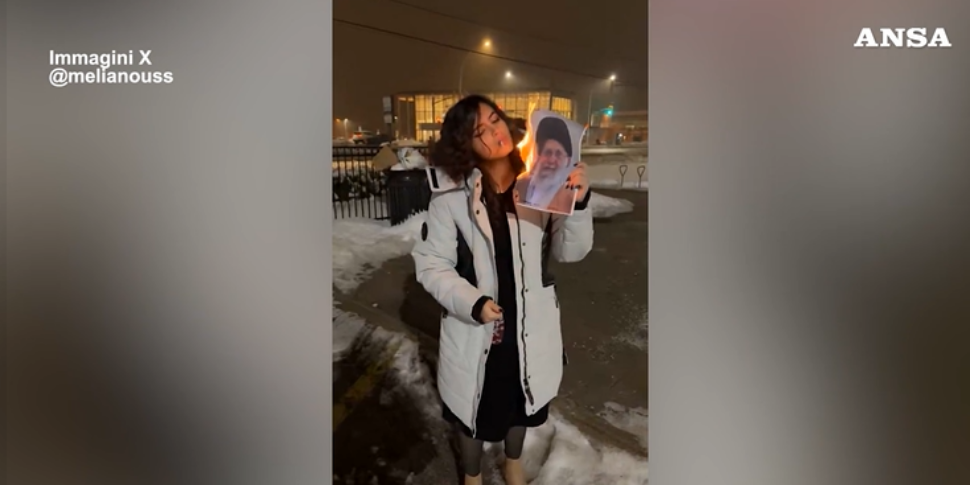 Sigarette accese con la foto in fiamme di Khamenei, la protesta delle iraniane nel mondo