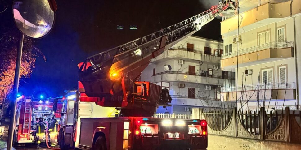 Incendio in un appartamento a Crotone, evacuata una palazzina: un ferito
