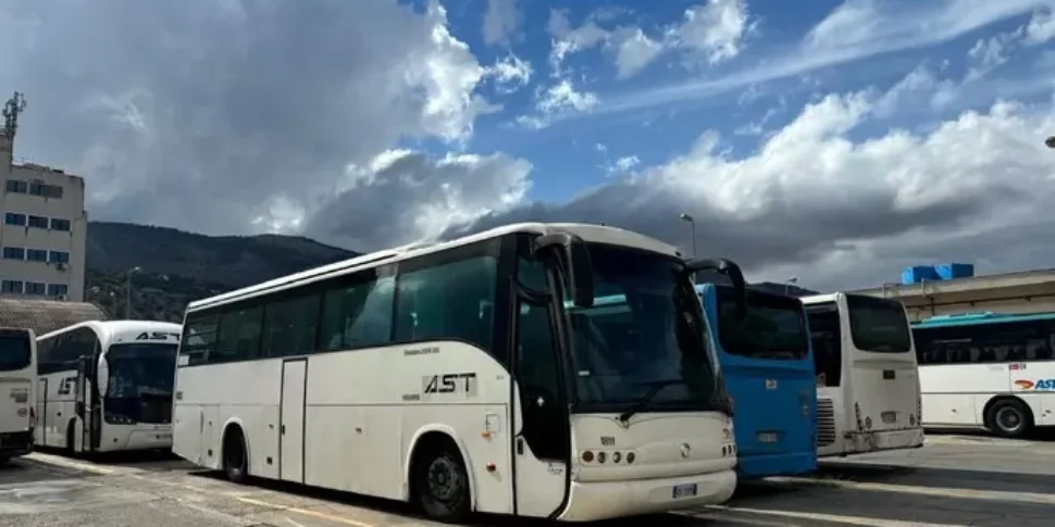 https://assets.gazzettadelsud.it/2026/02/Ast-Sicilia-Pullman-Bus-970x485.webp