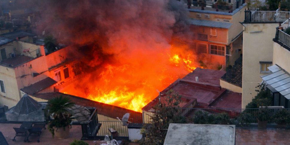 https://assets.gazzettadelsud.it/2026/02/Teatro-Snannazzaro-incendio-a-Napoli-970x485-1771351406.png
