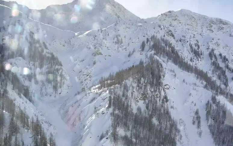 Valanga in fuoripista sopra Courmayeur, un morto e due feriti: proseguono le ricerche