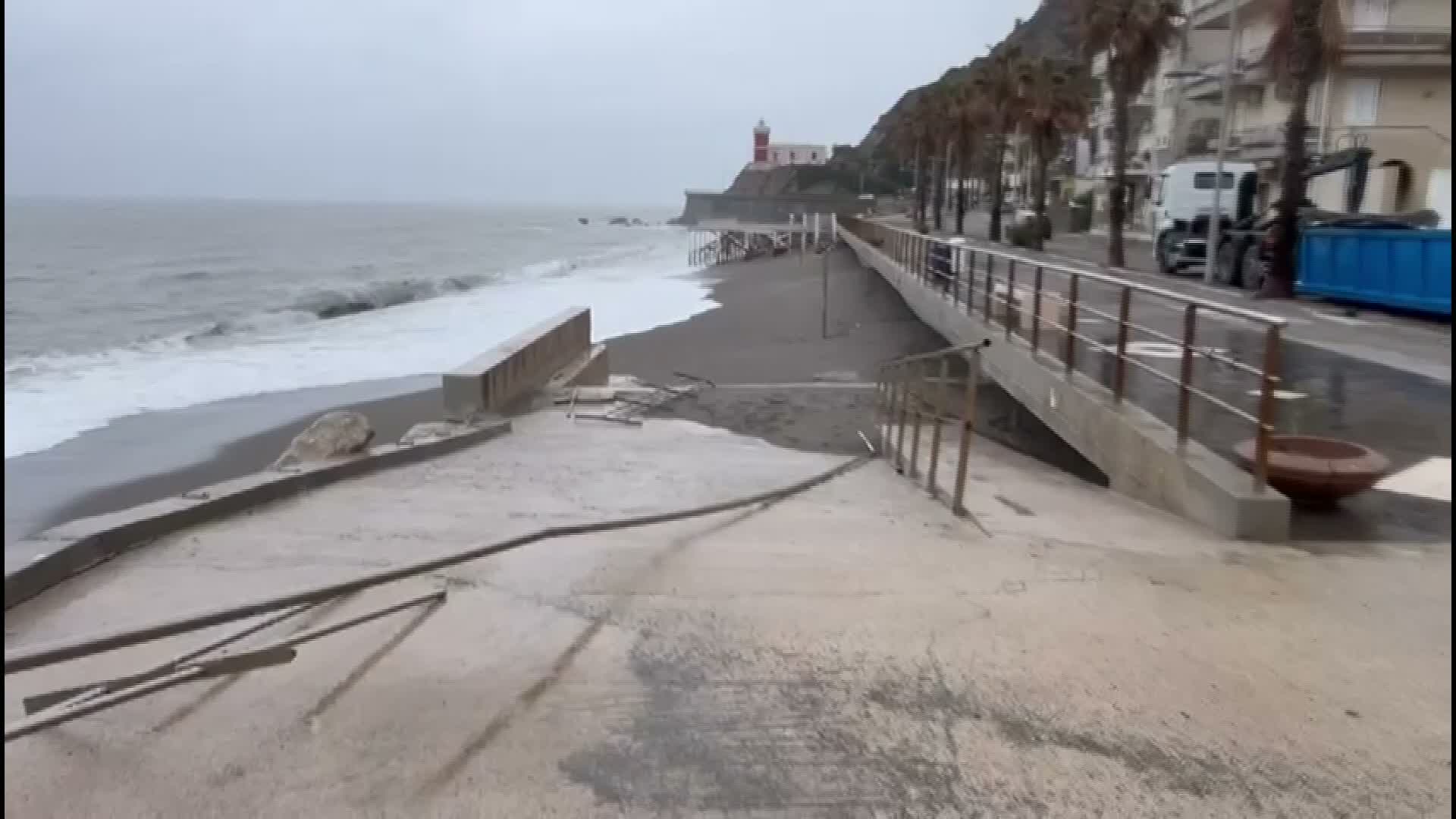 Nella Calabria devastata dai cicloni la gente aspetta gli aiuti promessi