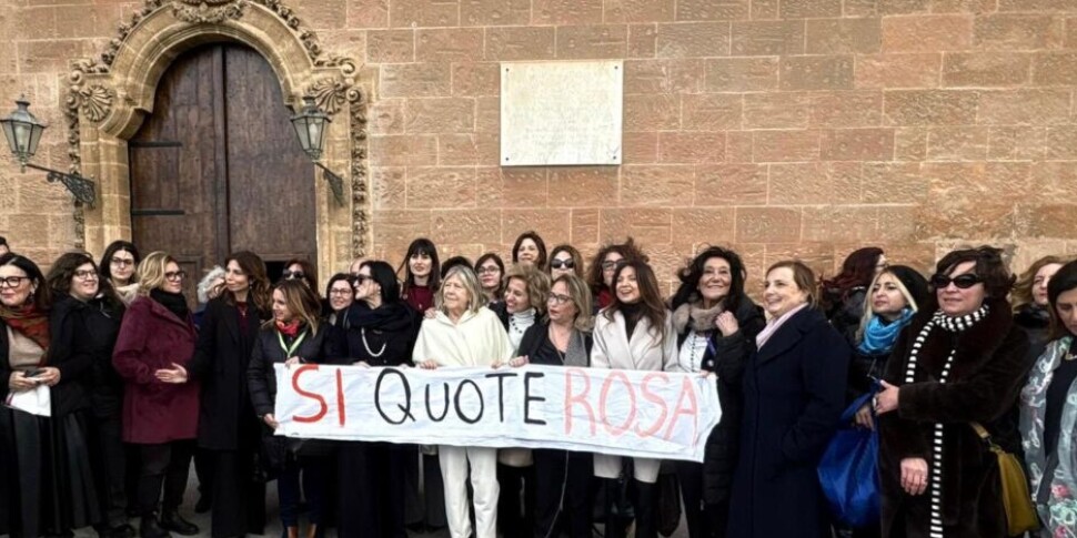 https://assets.gazzettadelsud.it/2026/02/protesta-donne-ars-970x485-1-970x485-1771359309.jpeg